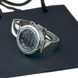 Zegarek srebrny z czarną okrągłą tarczą i cyrkoniami