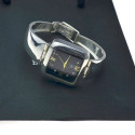 Zegarek srebrny z czarną kwadratową tarczą zeg056